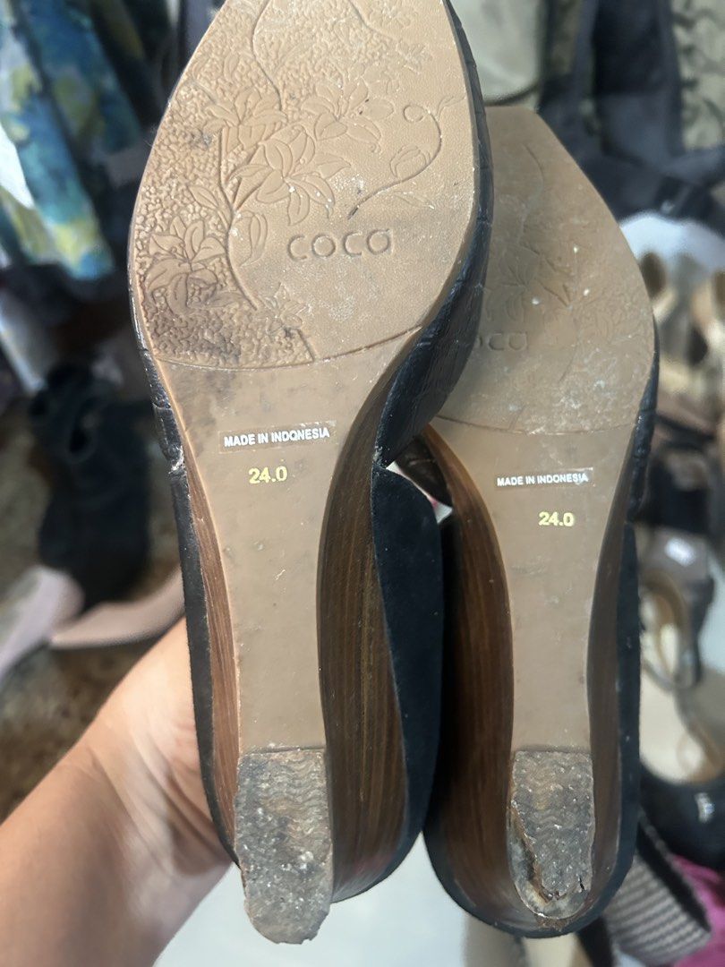Black open toe size 24 (Category: Wedges) located in Cavite. Submitted by cecitrifthshop (Listing ID 1469416326, Image 2). Description: Coca brand open toe wedge size 24 cm made in indonesia .