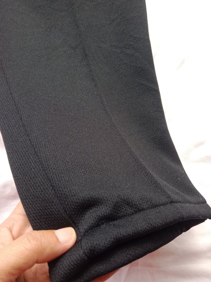 black pants (Category: Other Bottoms) located in Bontoc. Submitted by irene_banganan (Listing ID 1469459636, Image 3). Description: black pants (sweat pant material inside) waist: 30" | length: 35" fits small to medium parang pangformal pants ang outside vibe makapal, no stretch no flaws, excellent condition.
