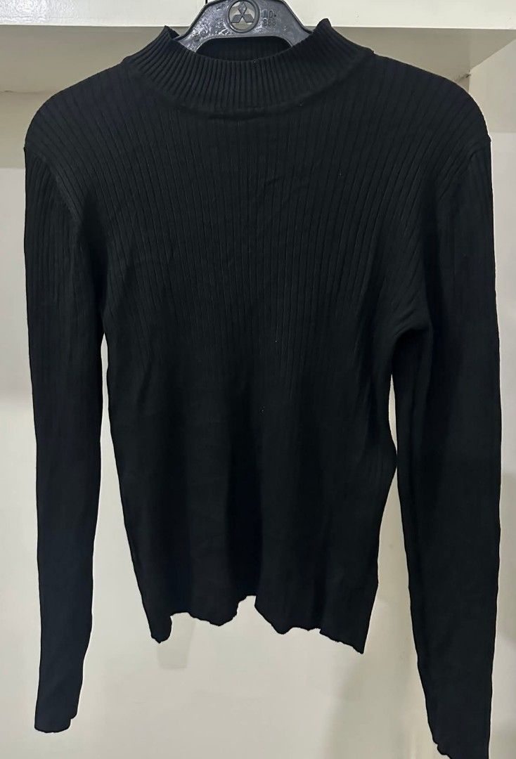 Black ribbed mock neck long sleeve sweater (Category: Longsleeves) located in Manila. Submitted by livewater-0f48 (Listing ID 1469516341, Image 1). Description: - Color: Black - Style: Fitted, ribbed knit with mock neck - Sleeves: Long sleeves - Fabric: Soft and stretchy - Condition: Excellent / Great basic piece - Perfect for: Layering or standalone wear in cooler weather.