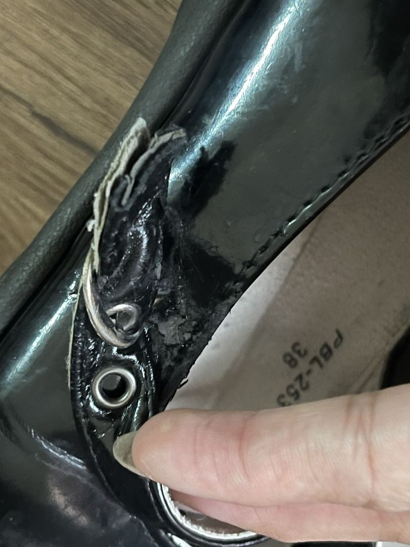 Black School Shoes (Category: Babies & Kids Fashion) located in Quezon City. Submitted by pinkvanilla.milkshake (Listing ID 1469564317, Image 2). Description: di ko maayos ung hook haha too small na sa anak ko.