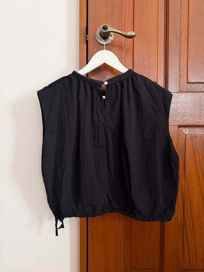 Black Side Tie Bubble Top (Category: Sleeveless) located in Paranaque City. Submitted by consciouscleanout (Listing ID 1469460959, Image 2). Description: Worn twice. Bought from Amazon Best fits M-L.