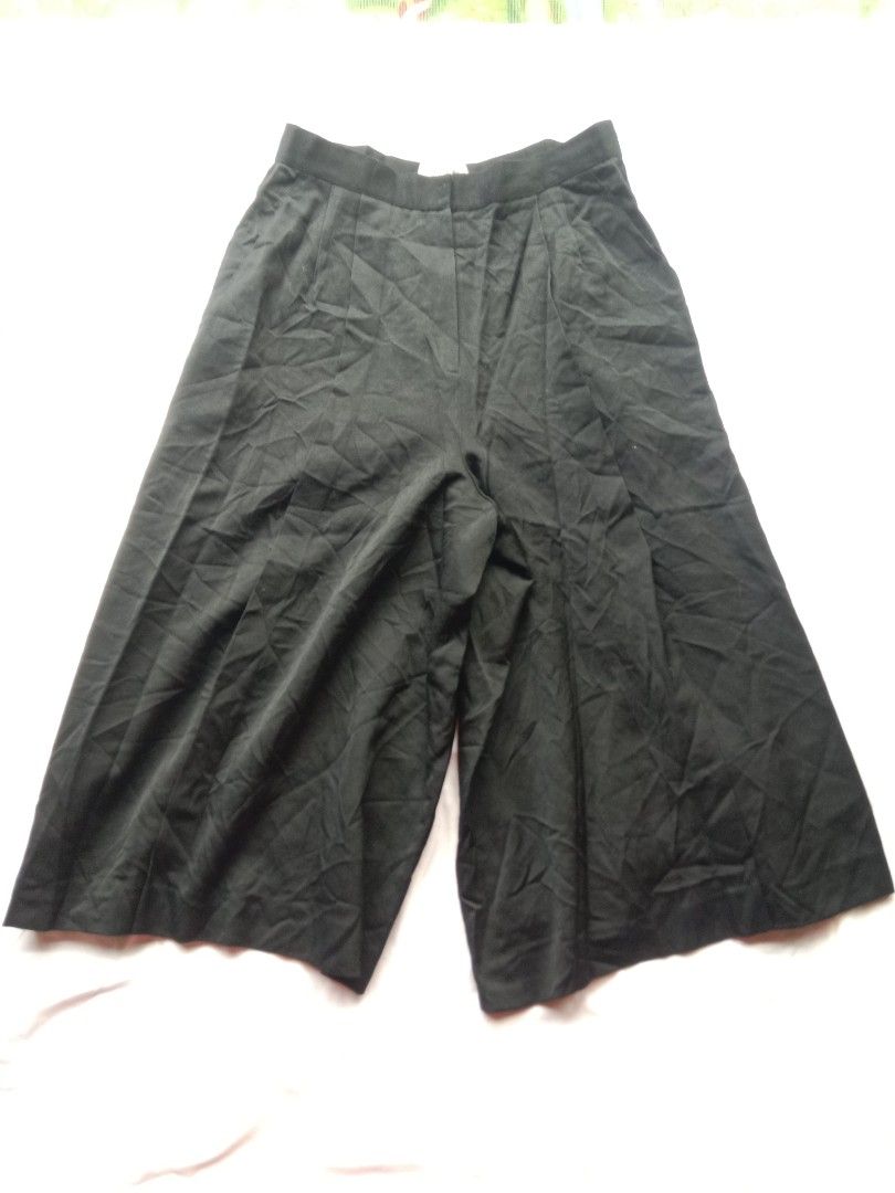 black super wide leg vintage pants (Category: Other Bottoms) located in Bontoc. Submitted by irene_banganan (Listing ID 1469458306, Image 1). Description: black super wide leg vintage pants waist: 30" | length: 30.5" quarter length parang skirt xha when worn has side pockets makapal, no stretch, well made no flaws, excellent condition.
