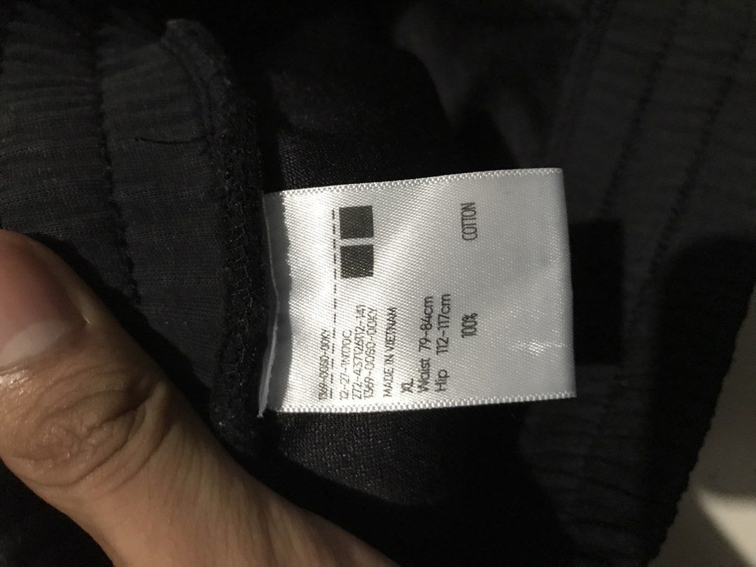 Black Sweat Pants uniqlo (Category: Joggers) located in Quezon City. Submitted by thriftwithlaw (Listing ID 1469507837, Image 2). Description: Baggy fit Freesize x 40 x 11.5.