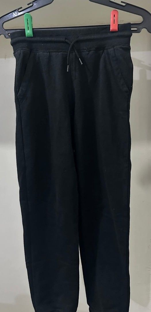 Black Sweatpants Joggers Drawstring Waist (Category: Joggers) located in Manila. Submitted by livewater-0f48 (Listing ID 1469516478, Image 1). Description: - Color: Solid black - Material: Soft cotton blend - Waistband: Elastic with a convenient drawstring tie - Pockets: Two side pockets included - Cuffs: Ribbed at the bottom ankles for a snug fit - Versatility: Ideal as casual lounge pants or active workout wear.