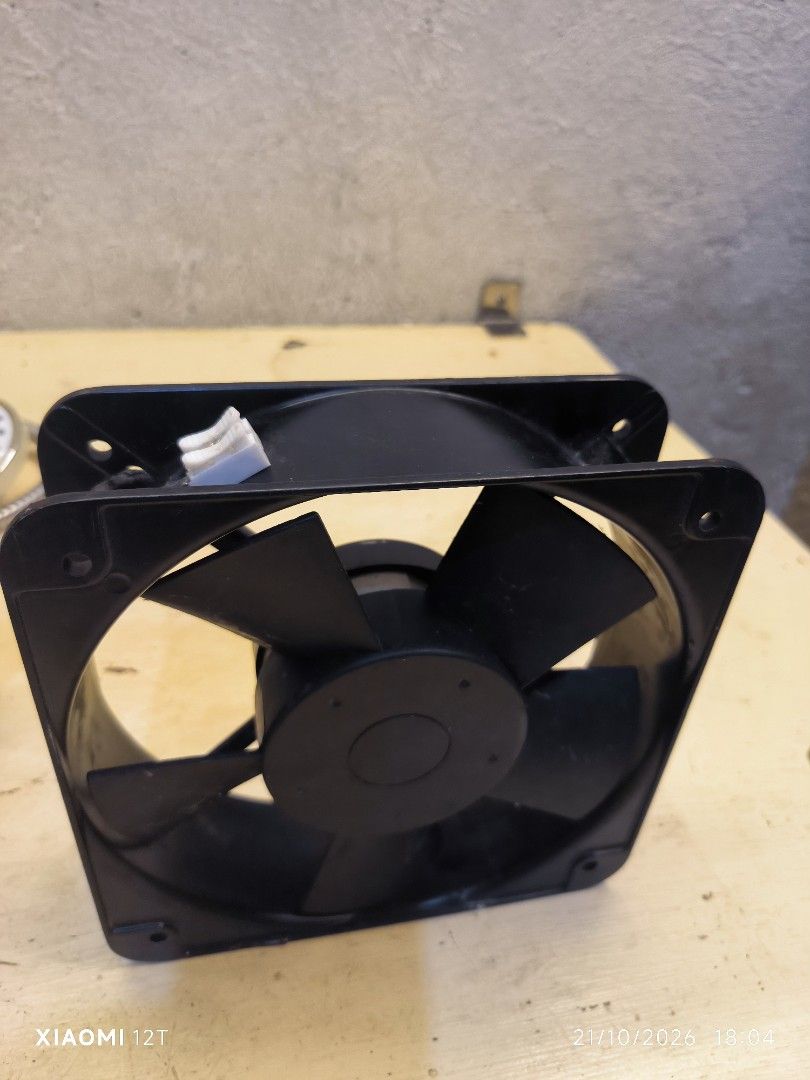 Blower Fan Heavy Duty (Category: Everything Else Others) located in Muntinlupa City. Submitted by capricorn74 (Listing ID 1469512731, Image 3). Description: Key Specifications Brand & Model: Salzer PD200B-220 Operating Voltage: 220/240V AC (50/60Hz) Current & Power: ~0.38A – 0.45A, 60W – 70W Size / Dimensions: Approx. 200 mm × 200 mm × 61 mm (8 inches) Protection: Impedance protected with CE and TUV certifications [1, 2, 3] Common Uses Electrical