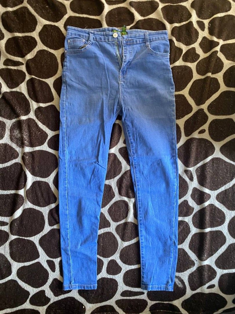 Blue denim skinny jeans (Category: Jeans) located in Manila. Submitted by ira.needs.cash (Listing ID 1469498423, Image 1). Description: -Never been used and good as new - Color: Medium blue - Fit: Mid-rise with a slim cut down to the ankles - Closure: Classic zip fly and button - Pockets: Convenient five-pocket styling - Material: Stretchy, comfortable denim - Style: Versatile piece perfect for everyday outfits.
