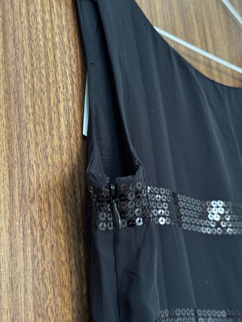 BNEW LE SOUK Japan Premium Black Sequin Stripe Top (NWT) (Category: Sleeveless) located in Muntinlupa City. Submitted by animuni (Listing ID 1469417474, Image 3). Description: ✈️🇯🇵 SHOP POLICY: - All items in my shop are 100% authentic and hand-carried directly from Japan! ✨ Brand New with Tags (BNEW / NWT) ✨ Authentic premium boutique brand from Tokyo, Japan: LE SOUK (by Flandre Minamiaoyama). ✨ Original retail price: ¥8,190 JPY (Around ₱3,100