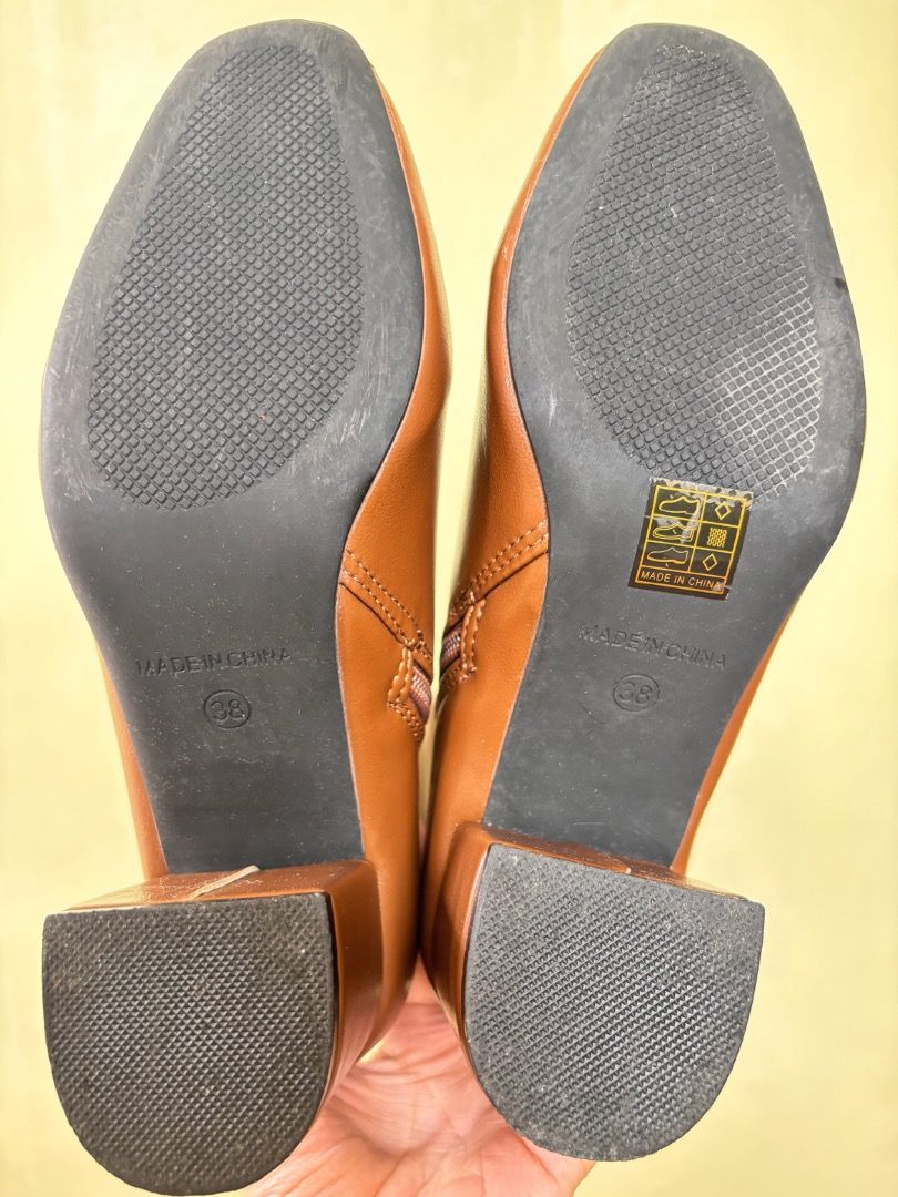 Boots (Category: Boots) located in Pasig City. Submitted by krystlemoc26502 (Listing ID 1469546801, Image 3). Description: Brown Classic Knee Boots Size 38 -used once only -good as new -zipper is working fine -loc pasig.