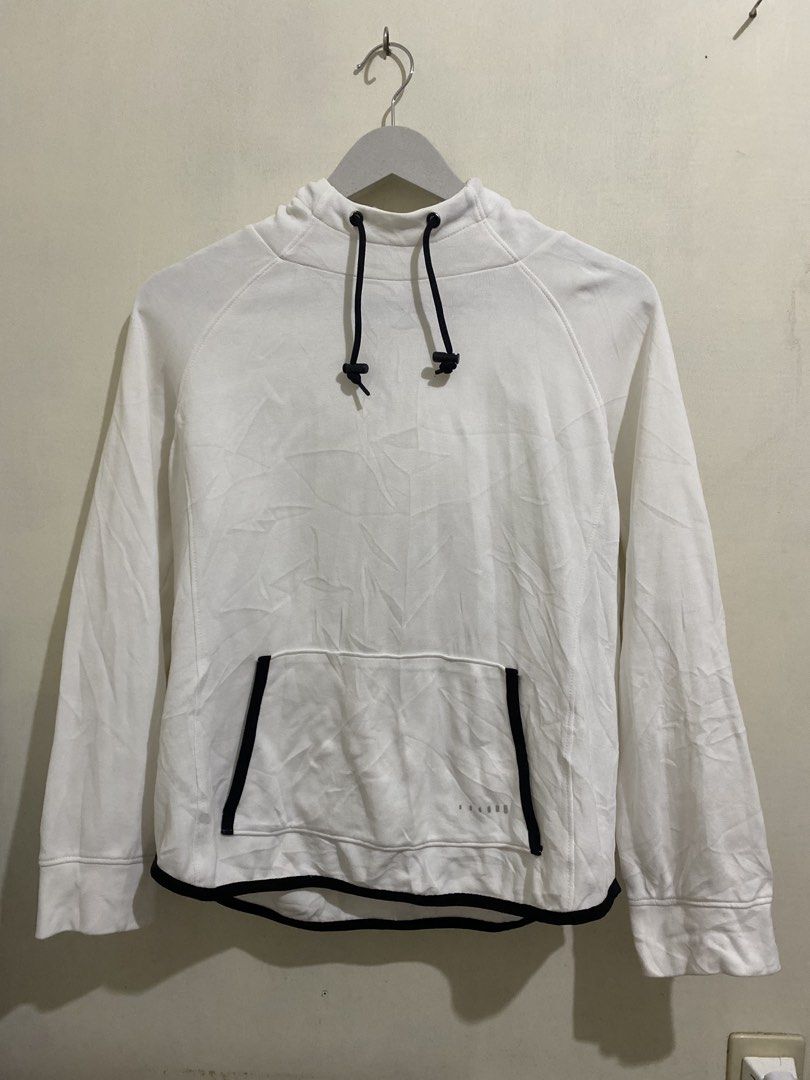 BOSSINI WHITE JACKET/HOODIE (Category: Coats, Jackets and Outerwear) located in Davao. Submitted by aunthriftpreneur (Listing ID 1469461832, Image 1). Description: S-M WASHABLE STAIN LIGHTLY USED-LIKE NEW.