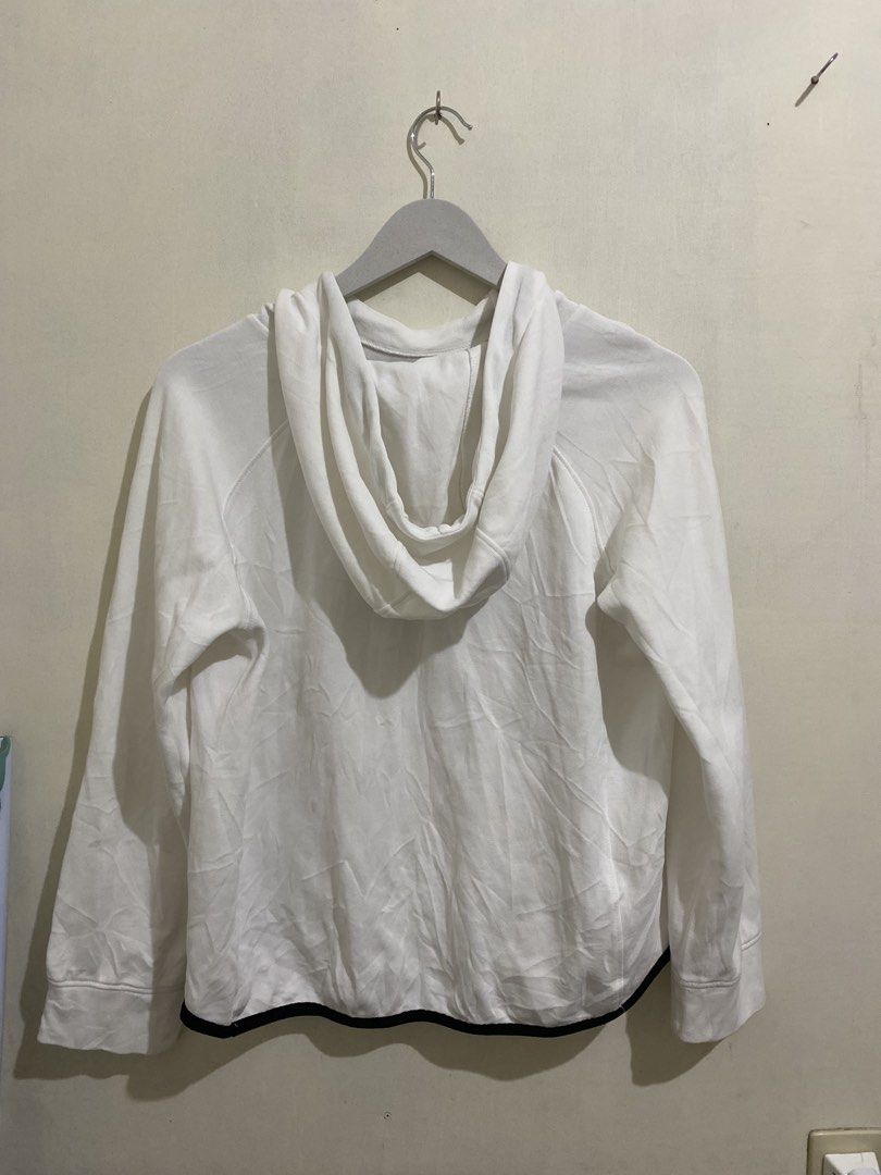 BOSSINI WHITE JACKET/HOODIE (Category: Coats, Jackets and Outerwear) located in Davao. Submitted by aunthriftpreneur (Listing ID 1469461832, Image 2). Description: S-M WASHABLE STAIN LIGHTLY USED-LIKE NEW.