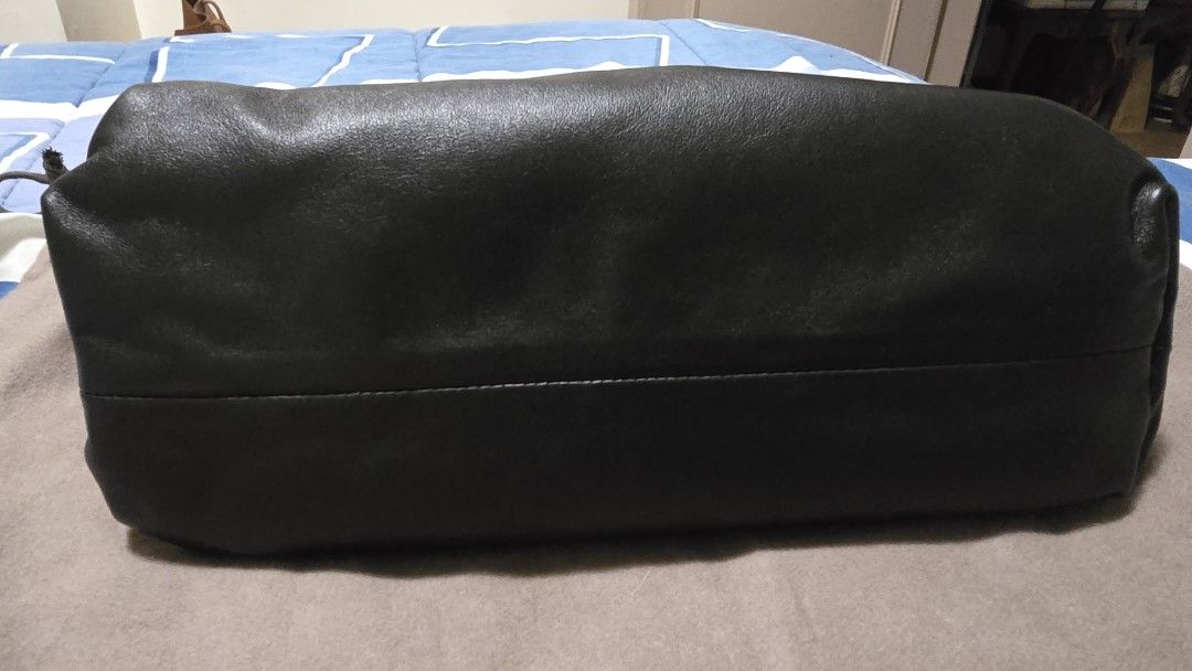 Bottega Veneta The Chain Pouch (Category: Luxury Bags & Wallets) located in Las Pinas. Submitted by insouciant_worrier (Listing ID 1469557596, Image 3). Description: Authentic Bottega Veneta With Entrupy Inclusions: dust bag, authenticity cards Flaws: no chain, and the part where you attach the chain got snagged. SELLING LOW Reason: the chain was removed — but it is functional as a clutch. .