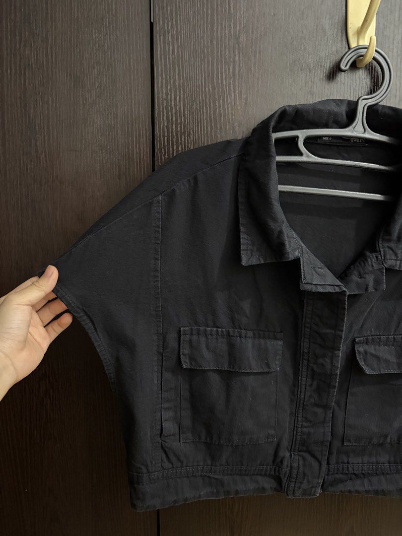 Boxy Denim Cropped Shirt (Category: Blouses) located in Manila. Submitted by kloseta_manila (Listing ID 1469548275, Image 2). Description: .