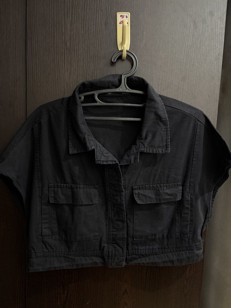 Boxy Denim Cropped Shirt (Category: Blouses) located in Manila. Submitted by kloseta_manila (Listing ID 1469548275, Image 1). Description: .