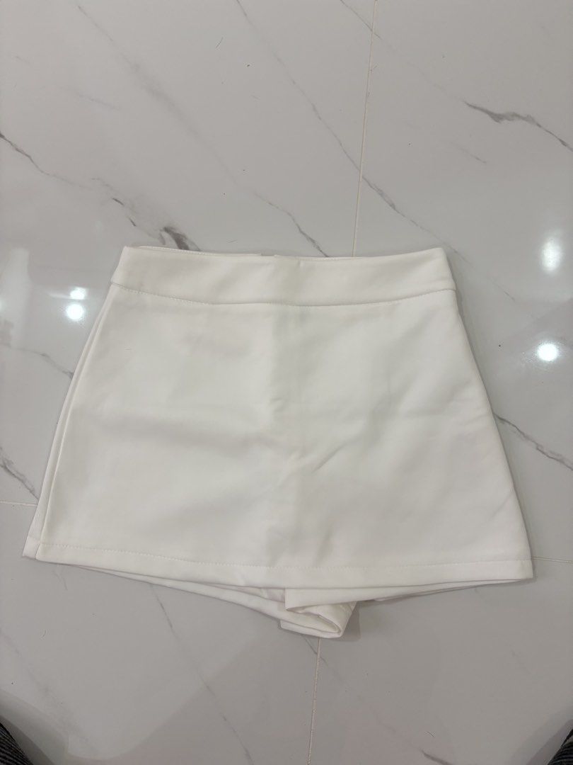 Brand New White Skort | Size 23-24 (Category: Skirts) located in Bulacan. Submitted by _bythepetitecollective (Listing ID 1469400261, Image 1). Description: Last price. Washed but never worn! 💯.