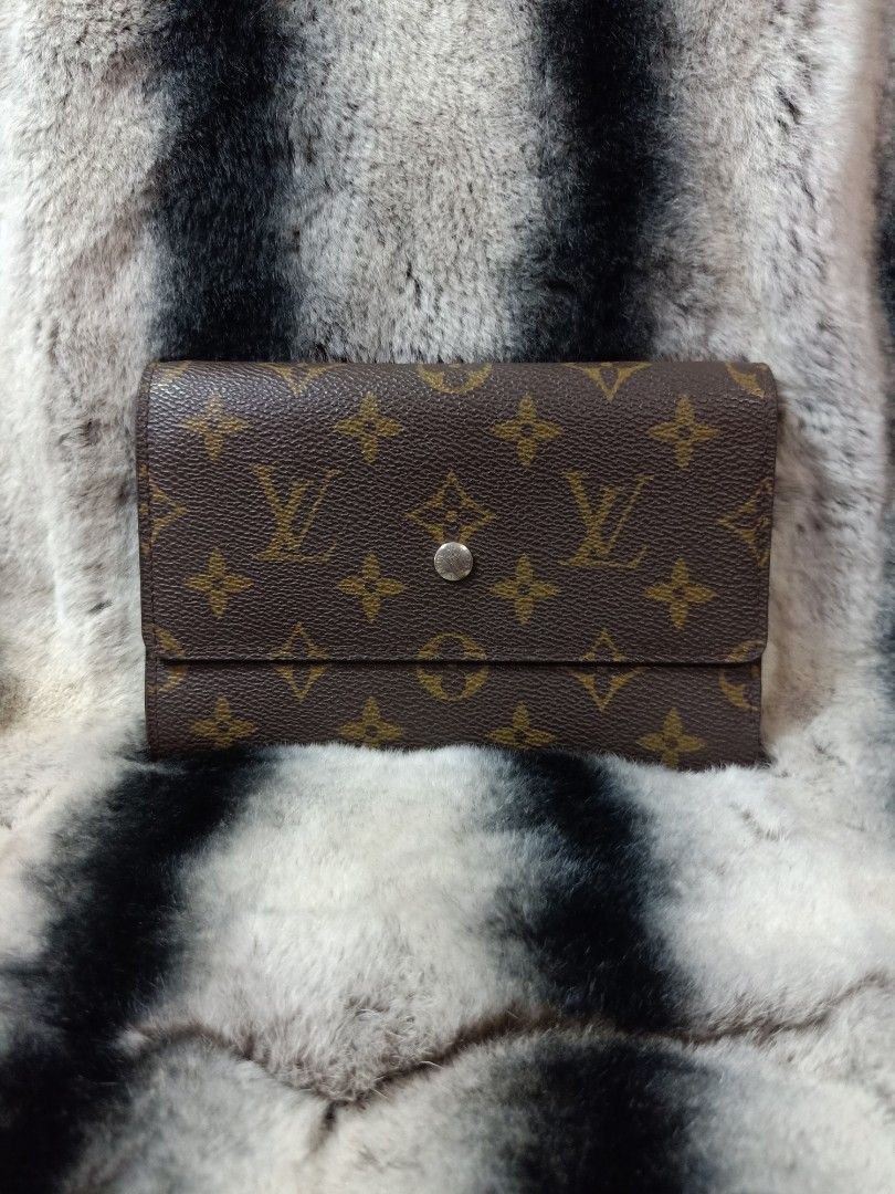 BRANDED WALLETS (Category: Luxury Bags & Wallets) located in Iloilo. Submitted by ukaynizoee (Listing ID 1469571322, Image 1). Description: PRE-LOVED BUT WELL-LOVED 👜✨ 🇯🇵 JAPAN&KOREA🇰🇷 SOURCED UKAY-UKAY ITEMS 📌 AUTHENTICITY DISCLAIMER Since our items are sourced from ukay-ukay, we cannot guarantee the authenticity of branded items. However, we highly recommend them for their style and value. 📦 PH ON HAND — READY TO SHIP 💰 MINE NOW, PAY NO