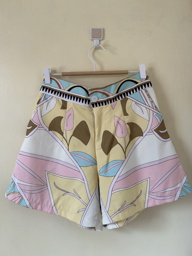Brandnew | BKK Wisdom Coords (Category: Sets or Coordinates) located in Caloocan City. Submitted by trisdeclutters (Listing ID 1469450471, Image 3). Description: Last price already Width: 21.5" Top length: 24.5" front; 26.5" back Shorts length: 15.5" Waist: 28" to 38" Hips: 42" Rise: 12.5" With 2 front pockets (top) With 2 side pockets (shorts) Never worn, nilabhan lang Orig price: ₱899 No flaws ‼️no reservations, exchange, cancellation, return, 