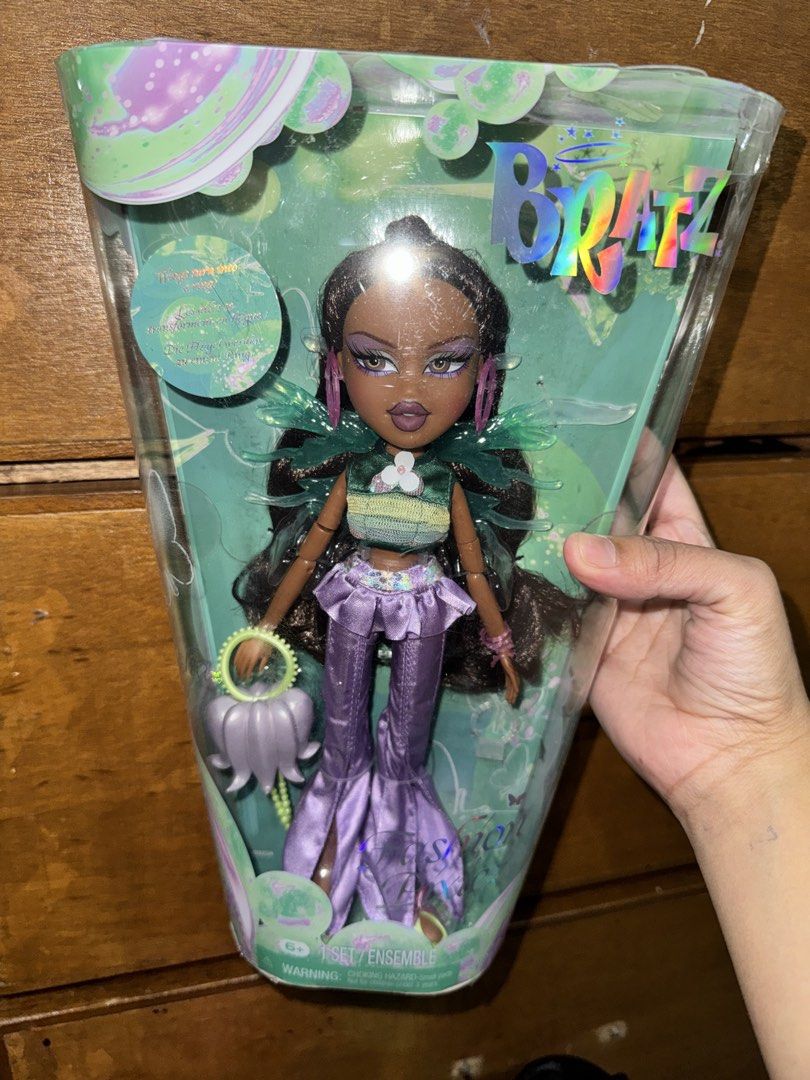 Bratz Fashion Pixiez Fianna Doll (Category: Kids Toys) located in Manila. Submitted by judeo. (Listing ID 1469510252, Image 1). Description: ONHAND☺️💕 ❤️Bratz Fashion Pixiez Fianna Doll❤️ - Condition: Brand New In Box (NIB), unopened original triangular window packaging - Outfit: Green top and purple flared pants - Accessories: Translucent wings, pink hoop earrings, and matching purse - Perfect for collectors and Bratz fans! Fb: judith grey.