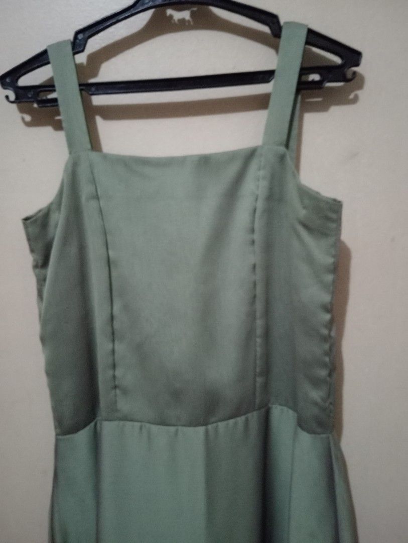 Bridesmaid Dress (Category: Dresses) located in Makati City. Submitted by YSL80022 (Listing ID 1469526842, Image 3). Description: - Color: Sage green - Fabric: Smooth chiffon with a subtle sheen - Design: Square neckline, thick shoulder straps, fitted bodice, waist seam, and flared skirt - Closure: Secure back zipper - Versatility: Simple and classic cut, ideal for both formal events and casual outings - Condition: Excellent/Like new - DM for mea