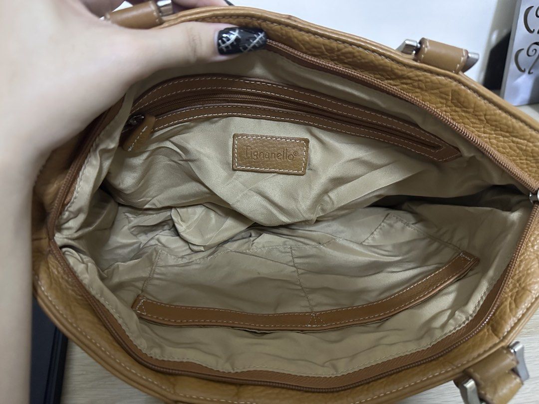 Brown Leather Bag (Category: Shoulder Bags) located in Valenzuela. Submitted by sseousinnn (Listing ID 1469516824, Image 3). Description: only flaws are the stains in front.