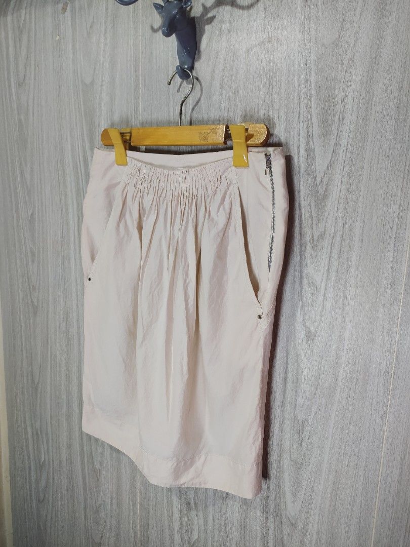 Brunello Cucinelli (Category: Skirts) located in Milaor. Submitted by lootinout (Listing ID 1469558106, Image 2). Description: Brunello Cucinelli ✅Size: 4 ✅Waist: 28 ✅Length: 21.5 ✅Color Rate: 9.5/10 ✅Issue: Missing Puller ✅Need Wash ✅Location: Bicol Naga City, Camarines Sur ✅Courier: J&T Express/Flash Express ✅MOP: Gcash only.