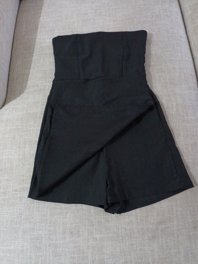 BSCO Black Strapless Romper Medium (Category: Rompers) located in Quezon. Submitted by ja8720 (Listing ID 1469477369, Image 2). Description: - Brand: BSCO - Size: PH Medium - Color: Classic Black - Style: Strapless tube top romper with structured darts - Closure: Clean back zipper - Fabric: Smooth, mid-weight material - Versatility: Great for casual outings or evening events.