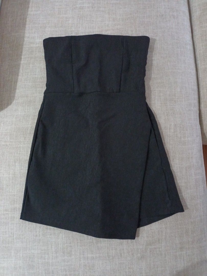 BSCO Black Strapless Romper Medium (Category: Rompers) located in Quezon. Submitted by ja8720 (Listing ID 1469477369, Image 1). Description: - Brand: BSCO - Size: PH Medium - Color: Classic Black - Style: Strapless tube top romper with structured darts - Closure: Clean back zipper - Fabric: Smooth, mid-weight material - Versatility: Great for casual outings or evening events.