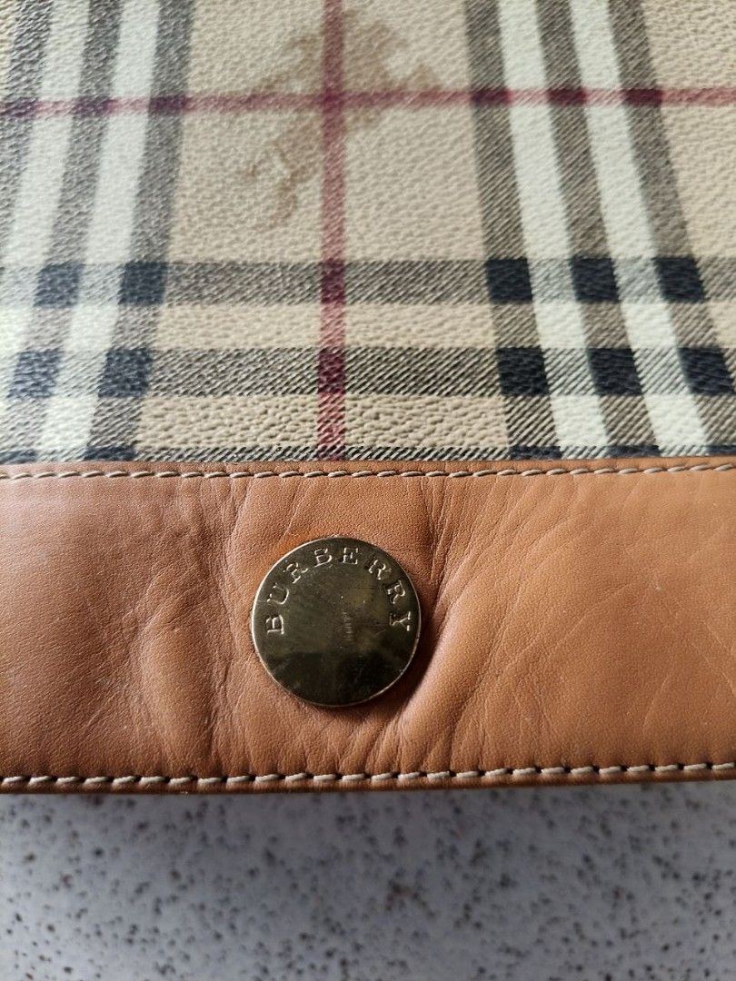 Burberry messenger bag (Category: Luxury Bags & Wallets) located in La Carlota. Submitted by leamart25 (Listing ID 1469495922, Image 3). Description: Condition: Good Color rate: 8.5/10 Issues: (shown in the last 2 picture) FREE SHIPPING ON THE GIVEN PRICE.