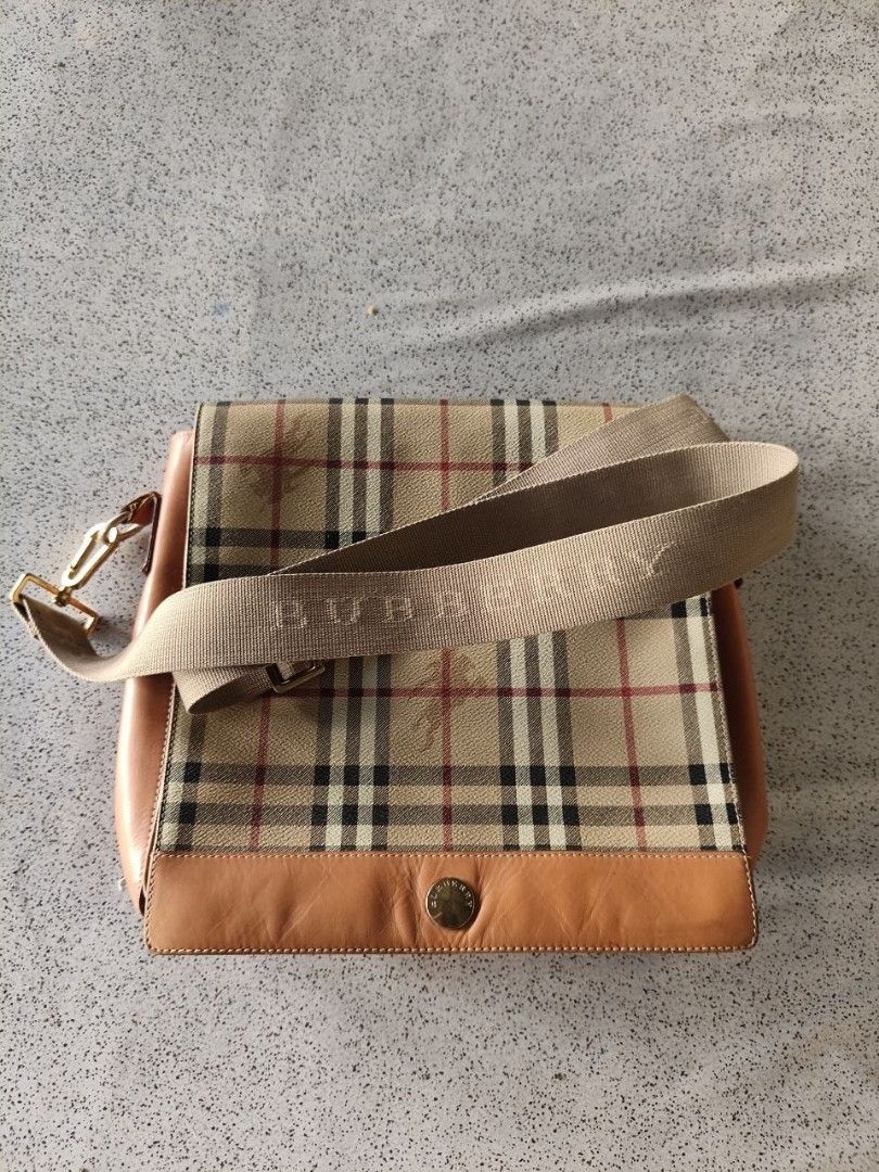 Burberry messenger bag (Category: Luxury Bags & Wallets) located in La Carlota. Submitted by leamart25 (Listing ID 1469495922, Image 2). Description: Condition: Good Color rate: 8.5/10 Issues: (shown in the last 2 picture) FREE SHIPPING ON THE GIVEN PRICE.