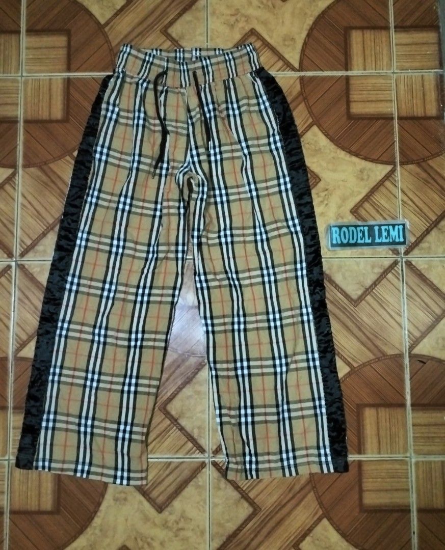 Burberry plaid pants (Category: Luxury Apparel) located in Bulacan. Submitted by ryldeal030912 (Listing ID 1469512950, Image 2). Description: excellent to new condition large 30" waistline 36" lenght 11" hem.