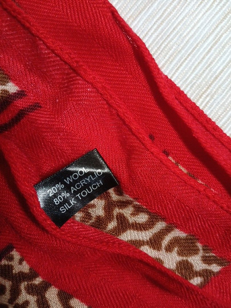 Burberry print scarf (Category: Luxury Accessories) located in La Trinidad. Submitted by dashopperist (Listing ID 1469413426, Image 2). Description: .