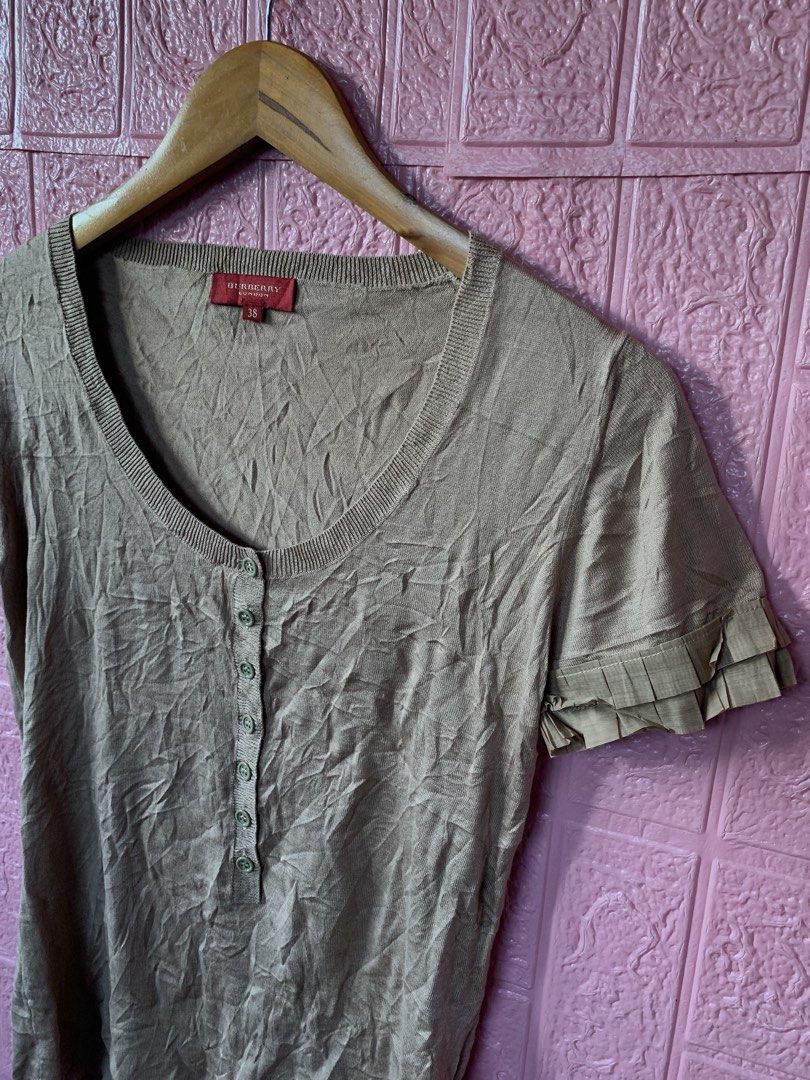 Burberry Red Tag Knitted (Category: Luxury Apparel) located in Kabacan. Submitted by mansourrrrrr (Listing ID 1469482485, Image 2). Description: Burberry Red Tag Knitted Size: Medium Excellent Condition No issue No flaws.