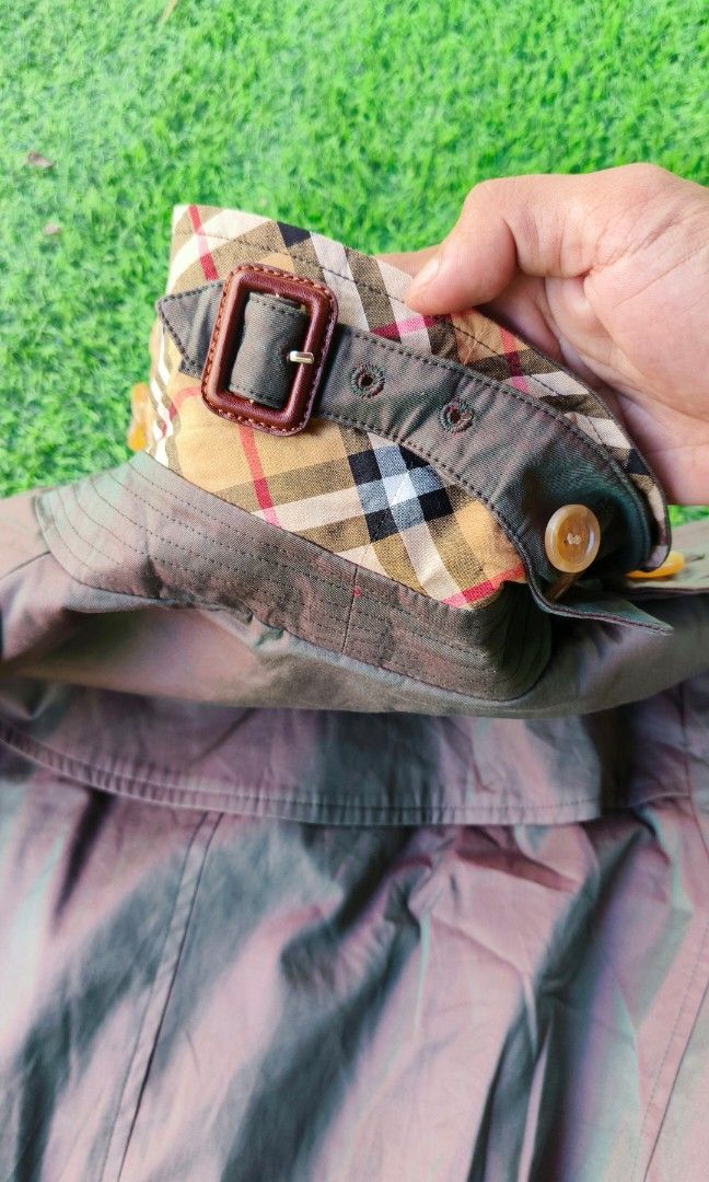 Burberry trench coat (Category: Luxury Apparel) located in Manila. Submitted by mackussil (Listing ID 1469406164, Image 3). Description: as new condition no issue.