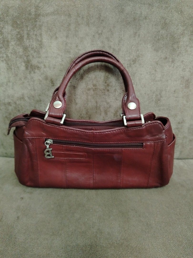 Burgundy y2k kili2 bag (Category: Shoulder Bags) located in Panabo. Submitted by _elfiethreads (Listing ID 1469412060, Image 2). Description: No scratches/stains Almost like new The only issue is ang zipper, need palitan.