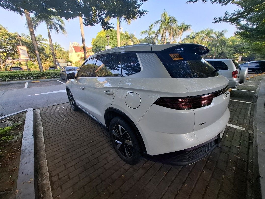 BYD Sealion 5 Dynamic Auto (Category: Used Cars) located in Manila. Submitted by riccisalazar (Listing ID 1469417638, Image 3). Description: BYD Sealion 5 Dynamic Mileage: 34,500km Year 2025 SUV Hybrid Aurora White Including Portable Charger Good as New RFS : Replace with A Van PS : NO to Low Ballers.