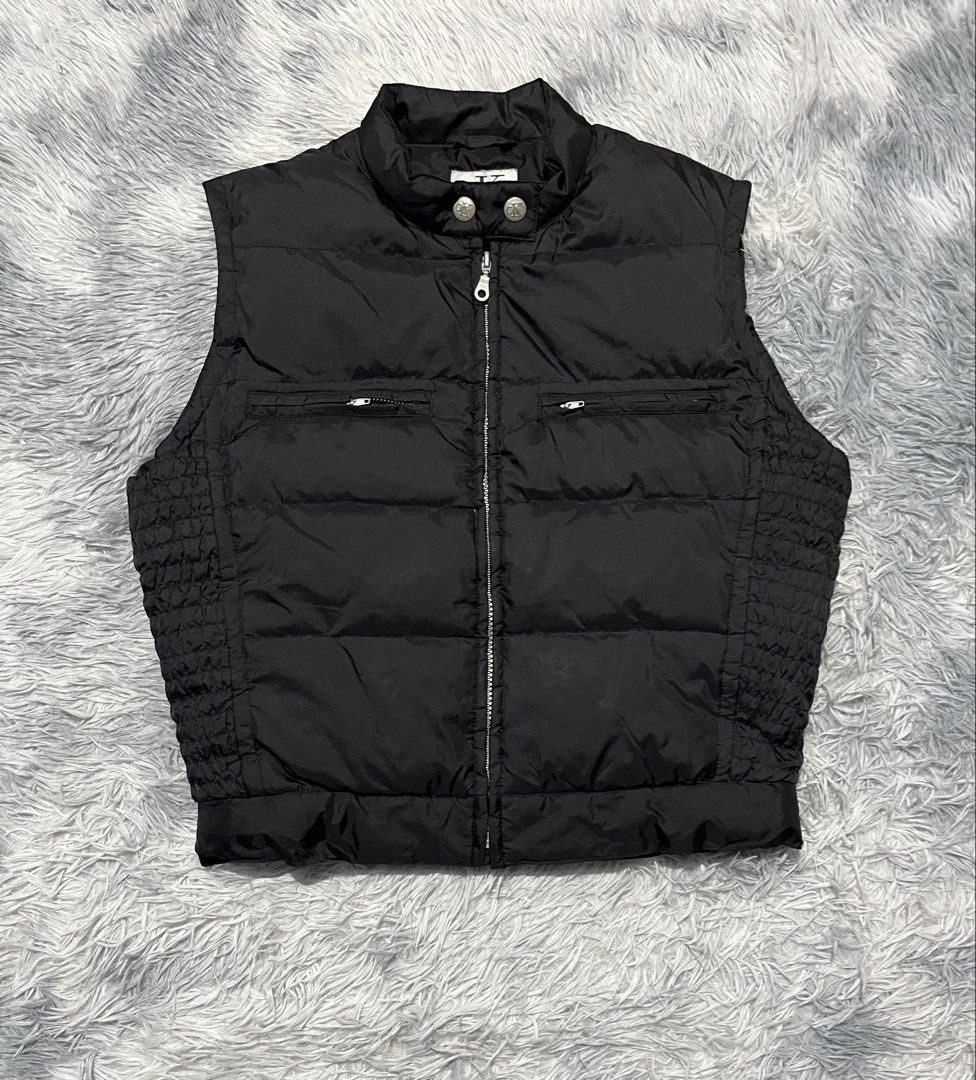 Calvin Klein Cropped Puffer Vest Jacket (Category: Coats, Jackets and Outerwear) located in Sasmuan (Sexmoan). Submitted by winterclothes.ph (Listing ID 1469572087, Image 1). Description: Calvin Klein Cropped Puffer Vest Jacket Medium Width 22 Length 22 Excellent Condition .