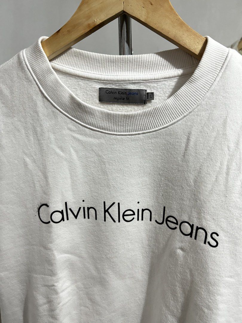 Calvin Klein sweater (Category: Formal Shirts) located in Manila. Submitted by garmentfinds.01 (Listing ID 1469525649, Image 2). Description: Calvin Klein sweater Size medium Good condition .
