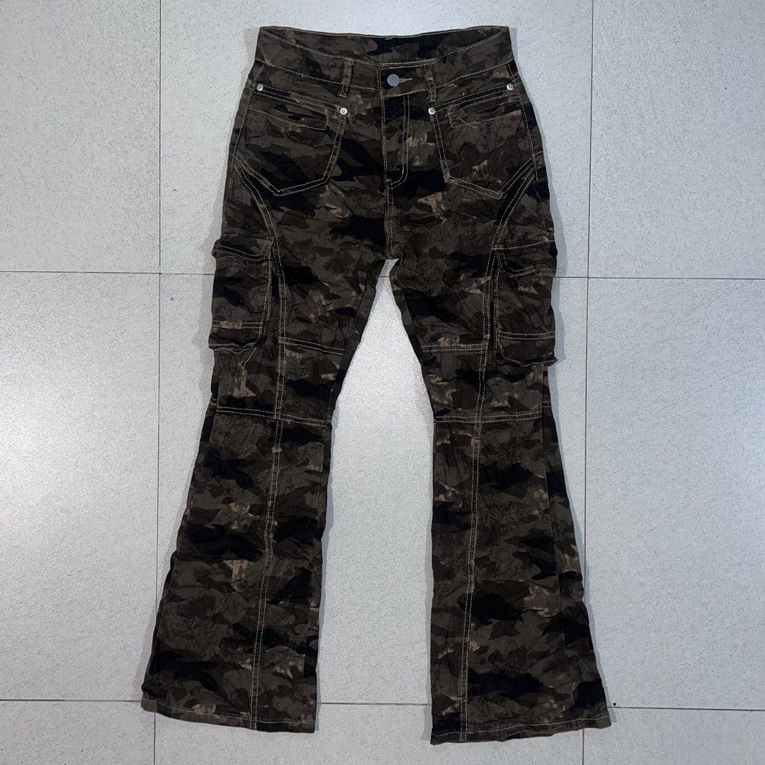 Camo Flared - Leg Cargo Pants (Category: Jeans) located in Davao. Submitted by onetwothrift. (Listing ID 1469556745, Image 1). Description: Waist: 29” Length: 28”.
