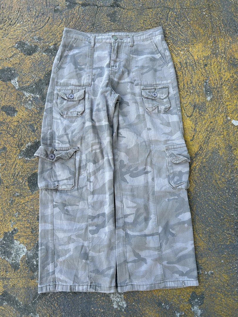 Camouflage Cargo Pants (Category: Jeans) located in Caloocan City. Submitted by hustlenhunt (Listing ID 1469527451, Image 1). Description: W-31 L-36 Thigh-11 Hem-10 -No Issue -Condition-9/10 Need Wash •MOP- Gcash/BDO •MOD- JNT/LALAMOVE/MEET-UP 📍North Caloocan.