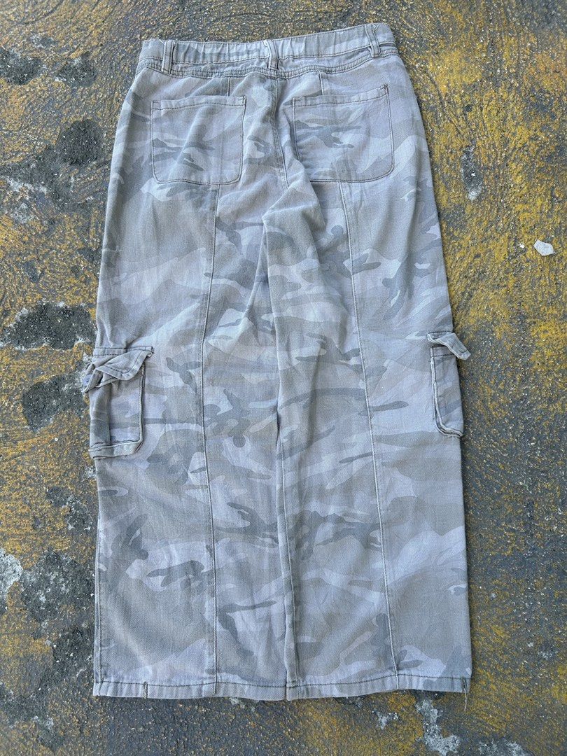 Camouflage Cargo Pants (Category: Jeans) located in Caloocan City. Submitted by hustlenhunt (Listing ID 1469527451, Image 3). Description: W-31 L-36 Thigh-11 Hem-10 -No Issue -Condition-9/10 Need Wash •MOP- Gcash/BDO •MOD- JNT/LALAMOVE/MEET-UP 📍North Caloocan.