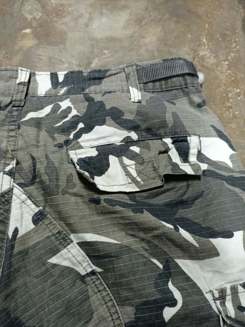 CAMOUFLAGE CARGO SHORT (Category: Shorts) located in Bayombong. Submitted by ern__ygr15 (Listing ID 1469567355, Image 3). Description: excellent condition no issue waist 34 color rate 10/10.
