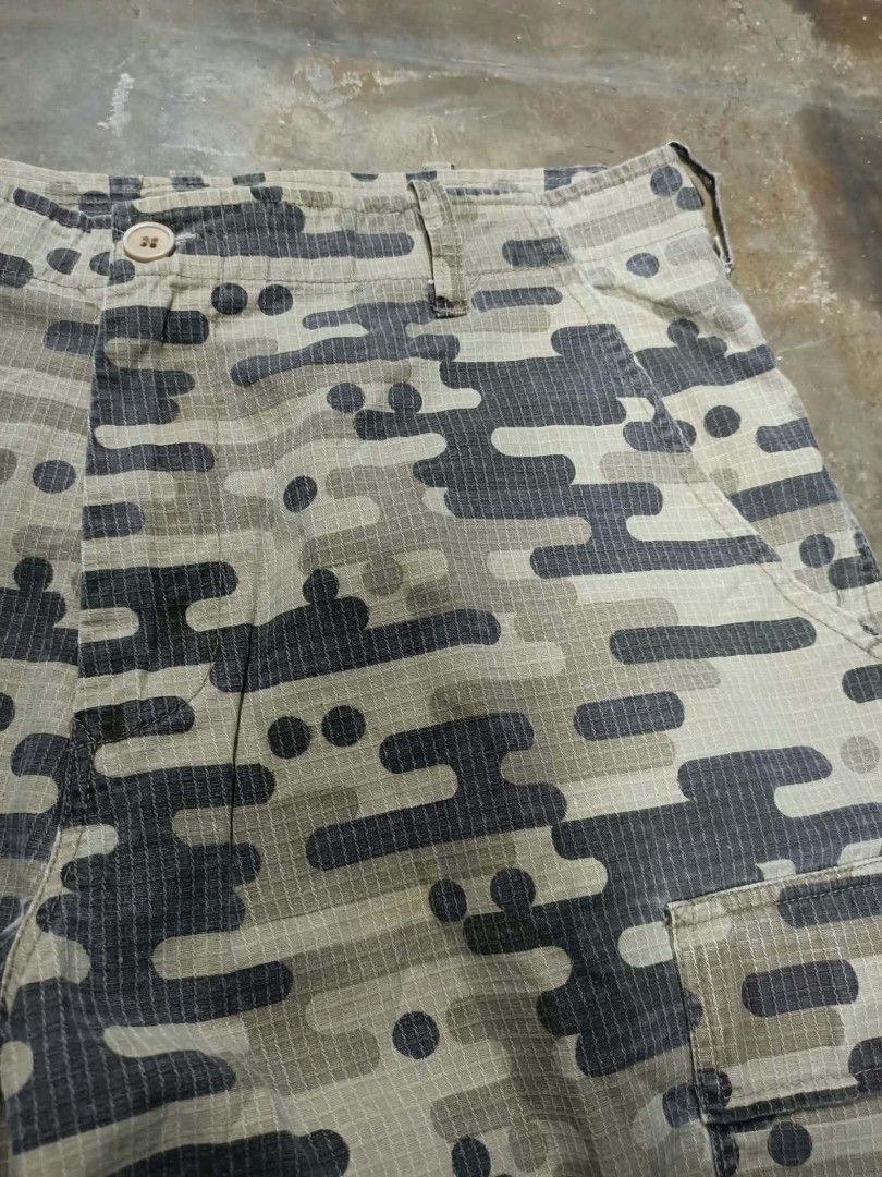 CAMOUFLAGE CARGO SHORT (Category: Shorts) located in Bayombong. Submitted by ern__ygr15 (Listing ID 1469567427, Image 2). Description: excellent condition no issue waist 32 color rate 10/10.