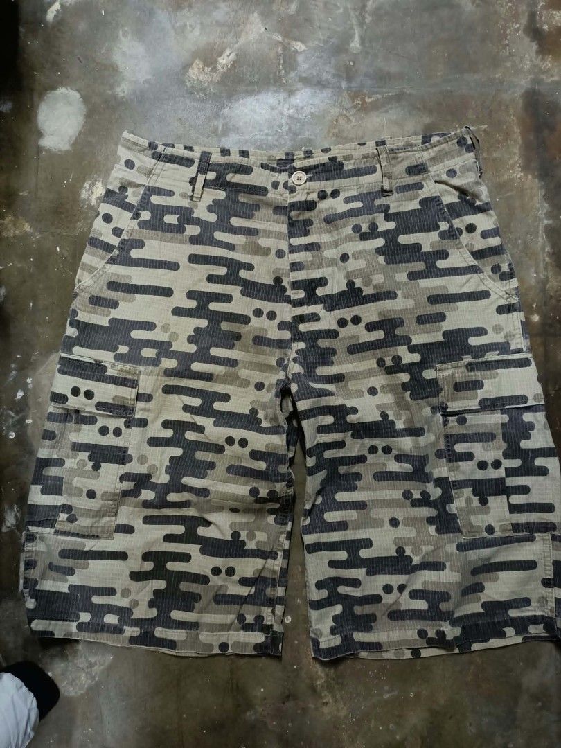 CAMOUFLAGE CARGO SHORT (Category: Shorts) located in Bayombong. Submitted by ern__ygr15 (Listing ID 1469567427, Image 1). Description: excellent condition no issue waist 32 color rate 10/10.