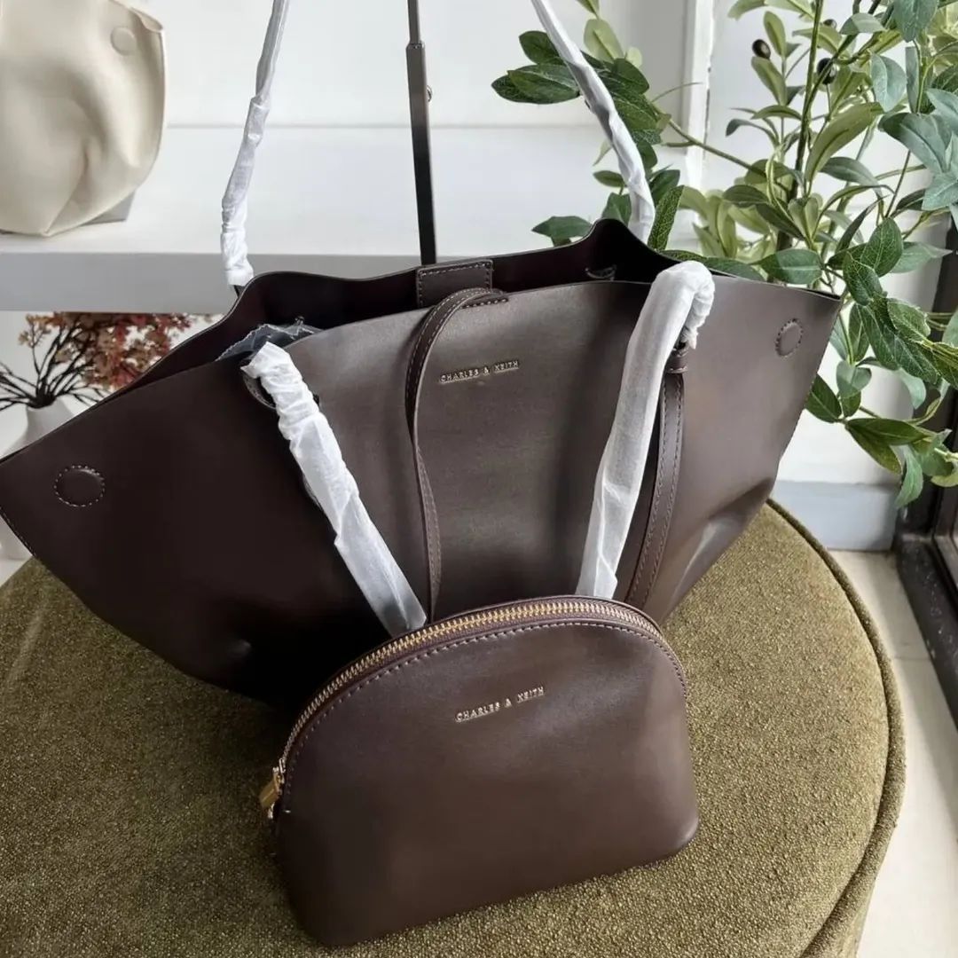 Can never say no to a matching set (Category: Tote Bags) located in Caloocan City. Submitted by dripandvaporloungeph (Listing ID 1469523839, Image 1). Description: 🚚 DELIVERY OPTIONS: • Nationwide shipping via J&T ​📩 How to Order / Inquire: Send us a direct message for your order.