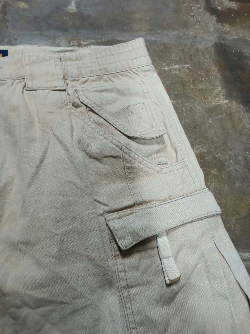 CARGO SHORT (Category: Shorts) located in Bayombong. Submitted by ern__ygr15 (Listing ID 1469567313, Image 3). Description: excellent condition no issue waist 32 hard fabric color rate 10/10.