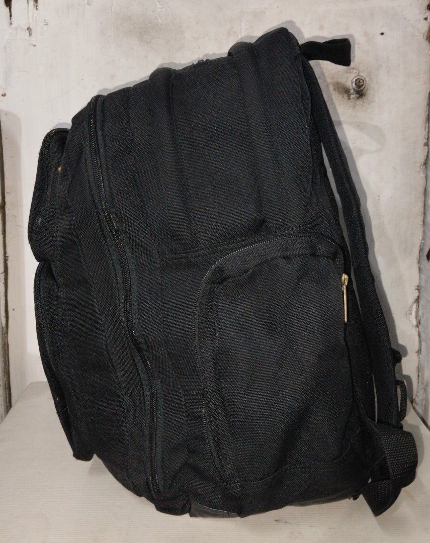 CARHARTT LEGACY WORK WEAR (Category: Backpacks) located in Bacolod City. Submitted by hyoohxzx (Listing ID 1469501493, Image 2). Description: CARHARTT LEGACY WORK WEAR EXCELLENT CONDITION MINOR SIGN OF USAGE ON LEATHER LOCATION BACOLOD CITY, NEGROS OCCIDENTAL.