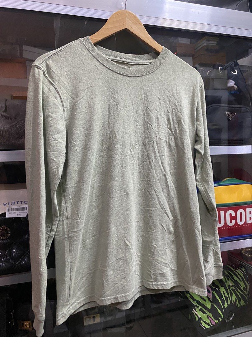 Carhartt Longsleeve (Category: Activewear) located in Kalibo. Submitted by rvna23 (Listing ID 1469409120, Image 2). Description: Carhartt Spellout Longsleeve Small loose tags 19 X 25 .