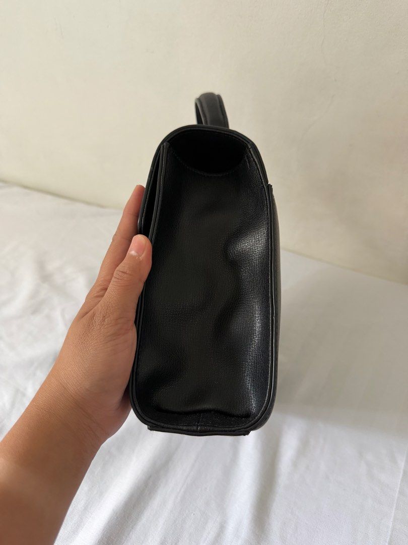 Carlyn Dear Black Bag (Category: Luxury Bags & Wallets) located in Manila. Submitted by meldydsant58389 (Listing ID 1469432008, Image 3). Description: - Brand: Carlyn - Color: Classic black with elegant gold-tone hardware - Closure: Secure front lock closure - Straps: Includes a single top handle and a detachable, adjustable shoulder strap - Condition: Like New. Clean sides and base - Capacity: Sleek everyday bag that easily fits your daily essen