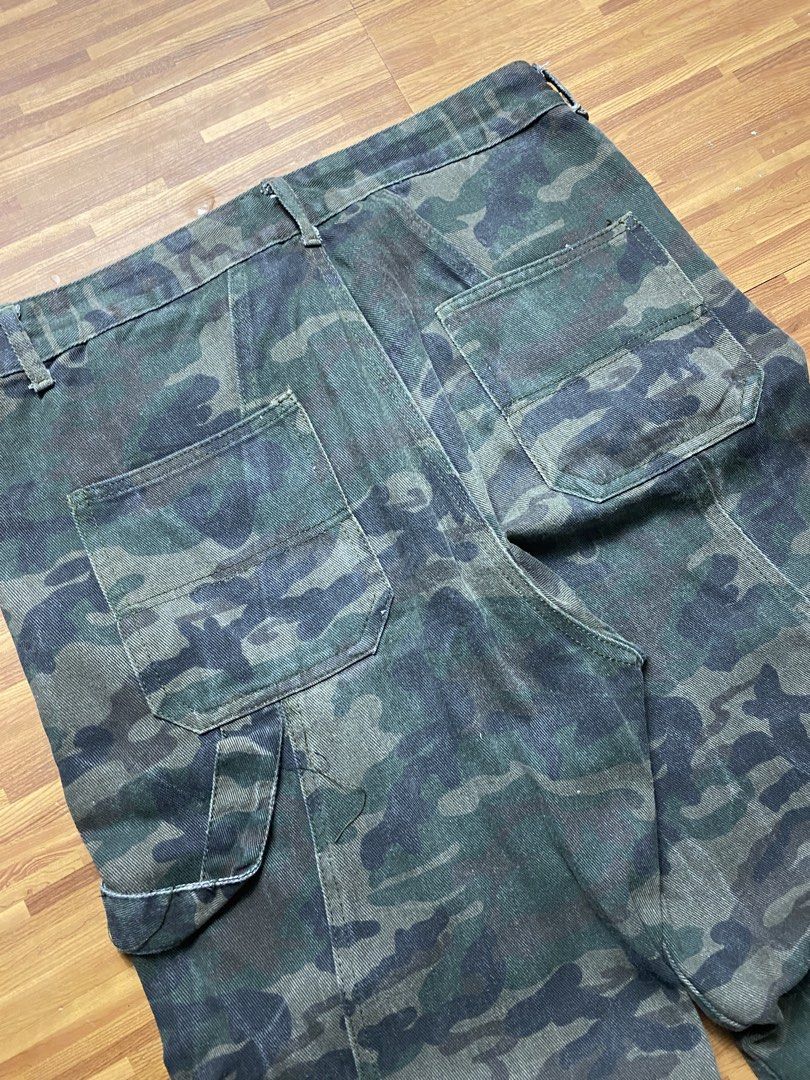 Carpenter camouflage baggy pants (Category: Jeans) located in Quezon City. Submitted by semantaryrave (Listing ID 1469552383, Image 2). Description: Carpenter camouflage baggy pants Size- 34 Waist- 34 Length- 44 Thigh- 13 Hem- 10 Good Conditions No issue .