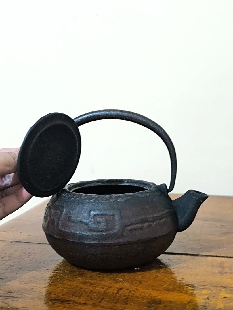 Cast Iron Teapot (Category: Coffee & Tea Tableware) located in Pangil. Submitted by kopee_matcha (Listing ID 1469498844, Image 3). Description: Cast Iron Teapot Price : 420 Comment: Mine/ M CLAIMING RULES • Strictly 2-day reservation only. Payment must be completed within 48 hours, otherwise the order will be forfeited and offered to the next miner. • No deleting/editing of "MINE" comments. •3+ items: Large pouch or box packaging only. Please man