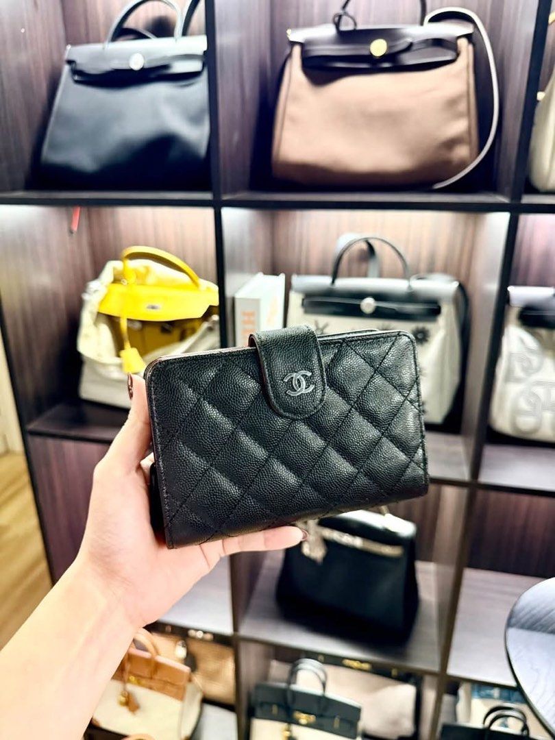 Caviar Quilted Medium Flap Wallet (Category: Wallets & Card holders) located in Muntinlupa City. Submitted by farinasonlineshop (Listing ID 1469413123, Image 1). Description: .